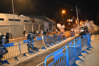  فيديو: اندلاع مواجهات بين الشرطة والمتظاهرين أمام مقبرة الاسعاف